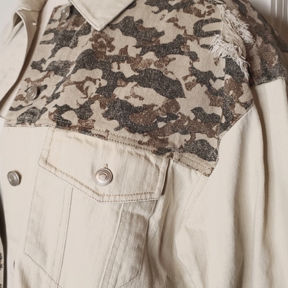 Entro Denim Cropoed Distressed Trucker Jacket, oversized. - Picture 5 of 15